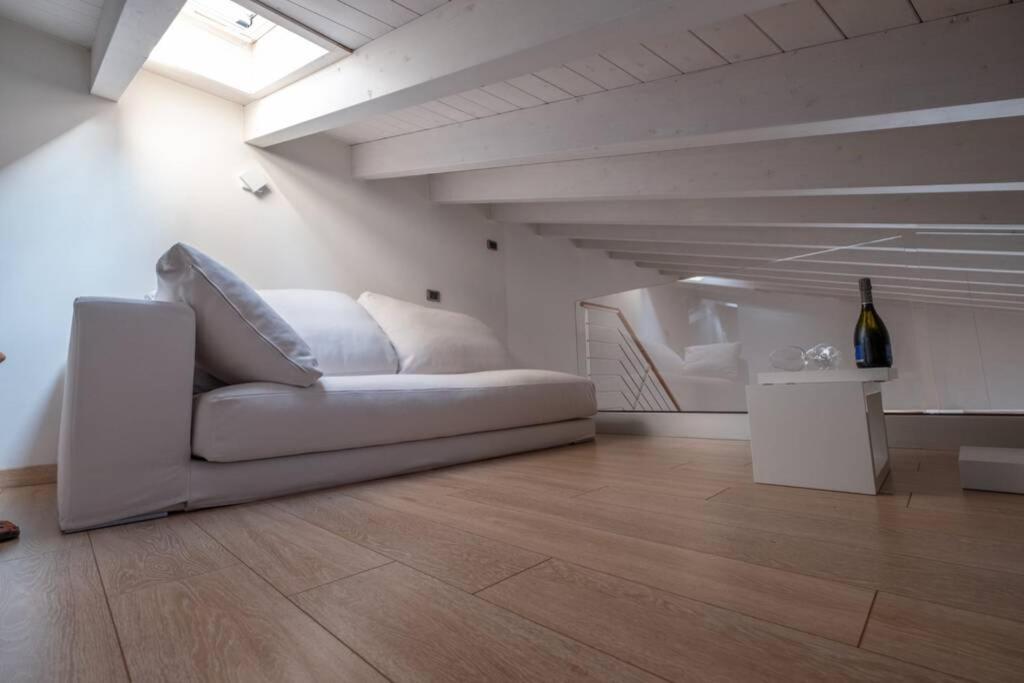 Happy Guest Apartments - Lake & Style Riva di Solto Bagian luar foto