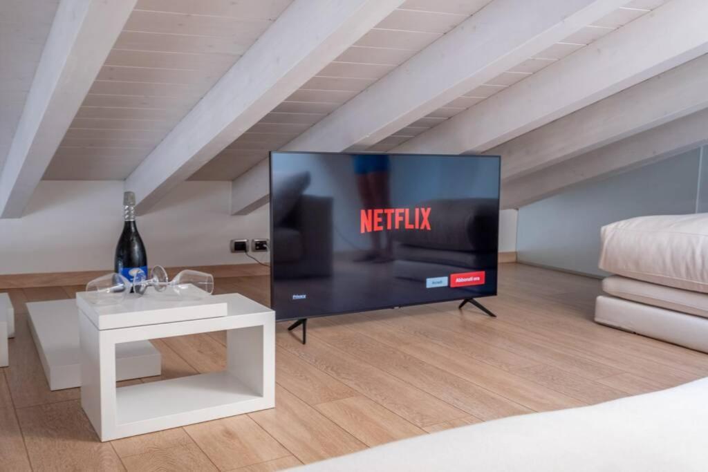 Happy Guest Apartments - Lake & Style Riva di Solto Bagian luar foto