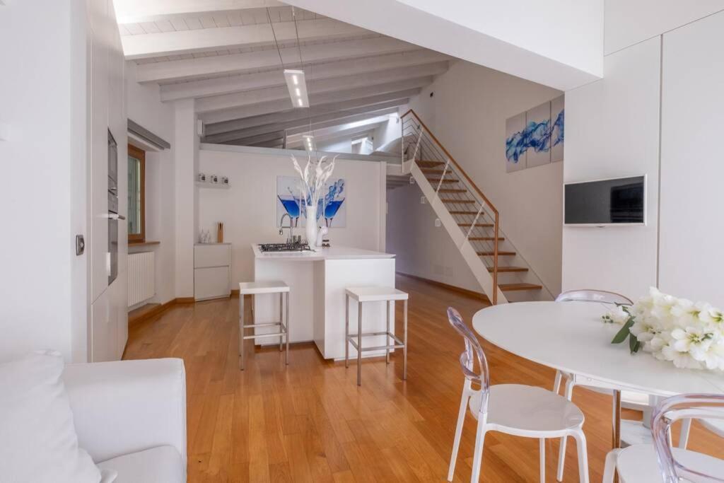 Happy Guest Apartments - Lake & Style Riva di Solto Bagian luar foto