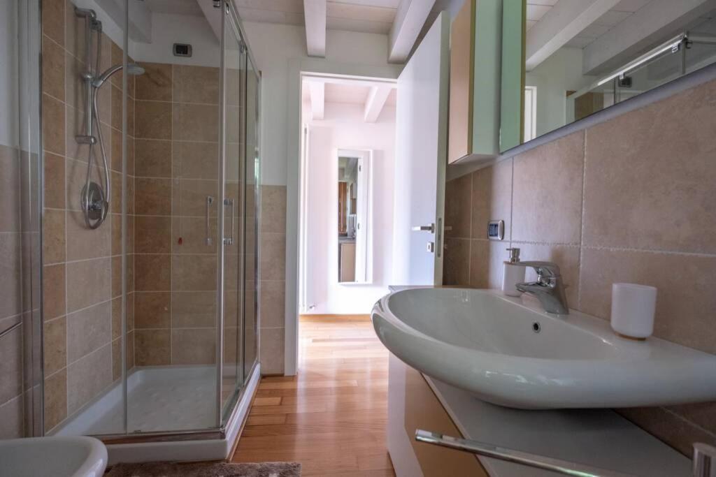 Happy Guest Apartments - Lake & Style Riva di Solto Bagian luar foto
